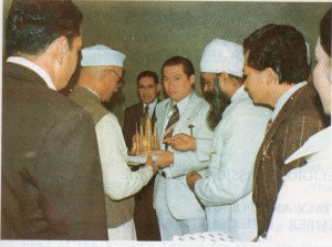 Page 35 (2) Presenting Peace Pagoda in miniature to H.E. Morarji Desai, Prime Minister of India (Nov. 22, 1977).