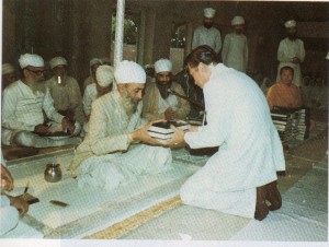 Page 35 World Peace Envoy, Dr. Suchart Kosolkitiwong, in an audience with H.H. Sri Satguru Jagjit Singh Ji Maharaj at his residence in Punjab, India (Nov. 25,1977).