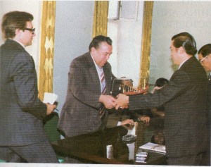 Page43(3) Dr.Suchart Kosolkitiwong presenting the Thai Royal Barge in miniature to H.E. Mr. Vladimir Fitzev, Vice-President of the Council for Religious Affairs at the USSR Council of Ministers (June 26,1979).