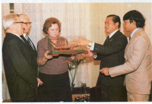 Page60 (3) World Peace Envoy presenting a Thai Royal Barge in miniature to Mrs.Ilona Sebestyen, President of the World Peace Council in Hungary on the occasion of their meeting to seek mutual co-operation for world peace.